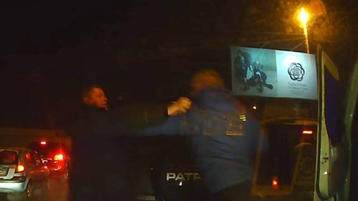 Висок и силен мъж слезе от джип, за да накаже шофьор на автобус, но го очакваше неприятна и болезнена изненада (ВИДЕО 18+) 