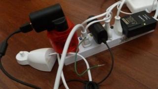 Никога не оставяйте зарядното за телефона в контакта. Ето защо