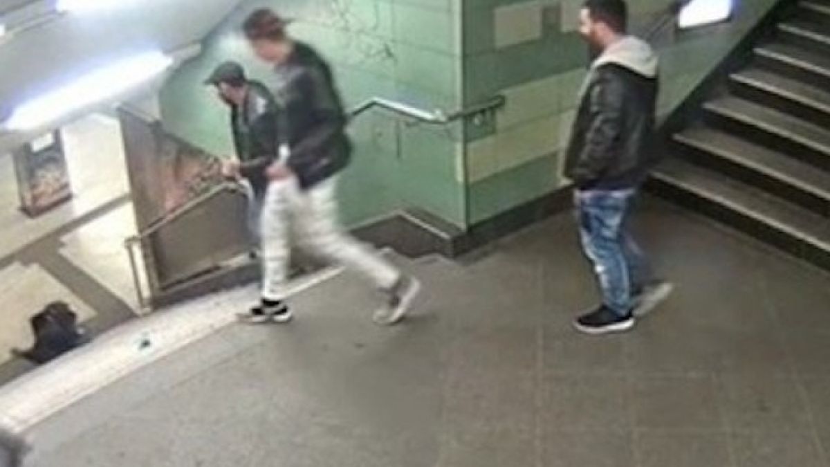 Срам и позор! И мъжът, ритнал жената в берлинското метро, е от България, крие се у нас (СНИМКИ/ВИДЕО)