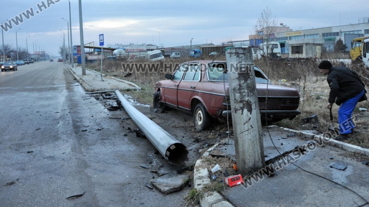 „Ауди” отсече стълб в Хасково, момче и момиче са в болница (СНИМКИ)