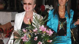 Коледни звезди искрят в празничен  спектакъл на Искра Радева