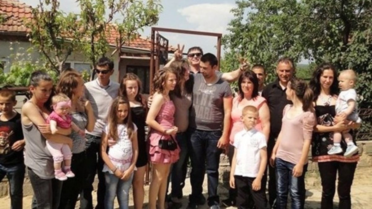 Най-многодетната майка в България: Посрещам Коледа с 13-те си деца