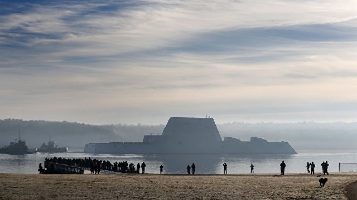 National Review нарече американския суперразрушител Zumwalt „истинска катастрофа” 