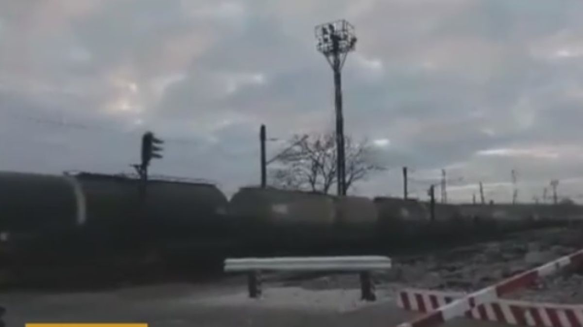 Хитрино стяга протест, цистерни пак преминават през гарата (ВИДЕО)