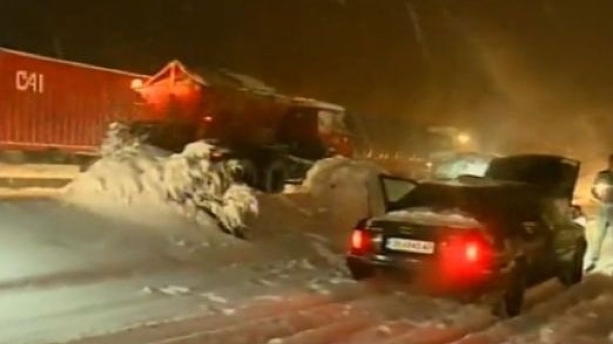 Виелици и преспи от сняг в Северна България! Ето накъде се движи валежът (ВИДЕО)
