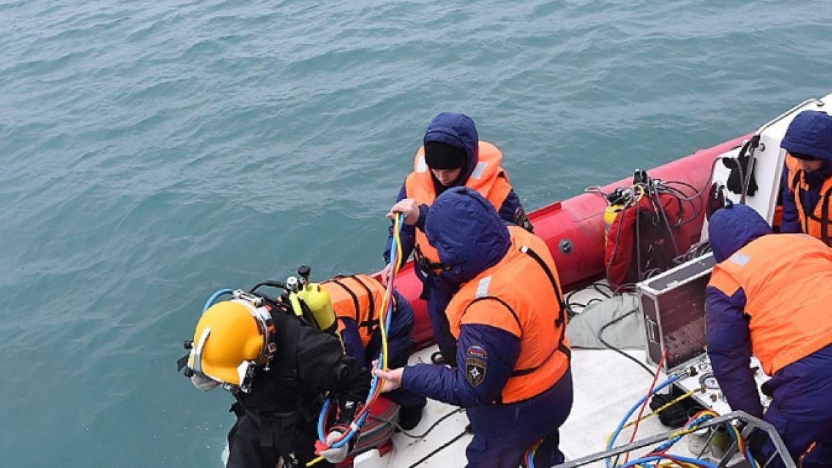 Водолаз разкри страшната истина защо не могат да извадят цели тела на загинали от Ту-154 (ВИДЕО)
