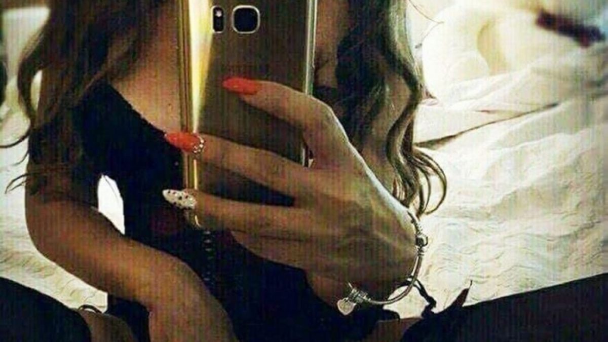Пуснаха "междукрачието" на сръбска водеща в интернет (СНИМКИ 18+)