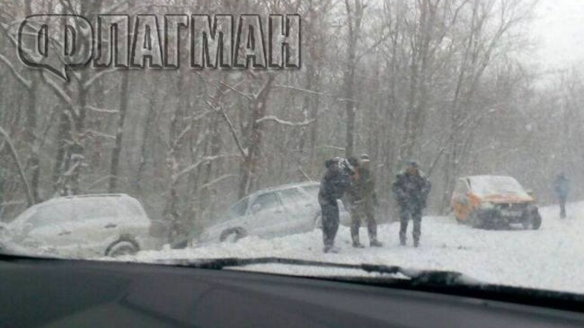 Почна се! Три коли излетяха в канавка край Бургас (СНИМКИ)