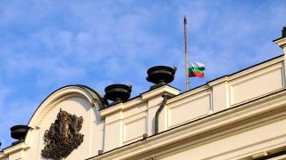 Депутатите запретват ръкави, днес ще...