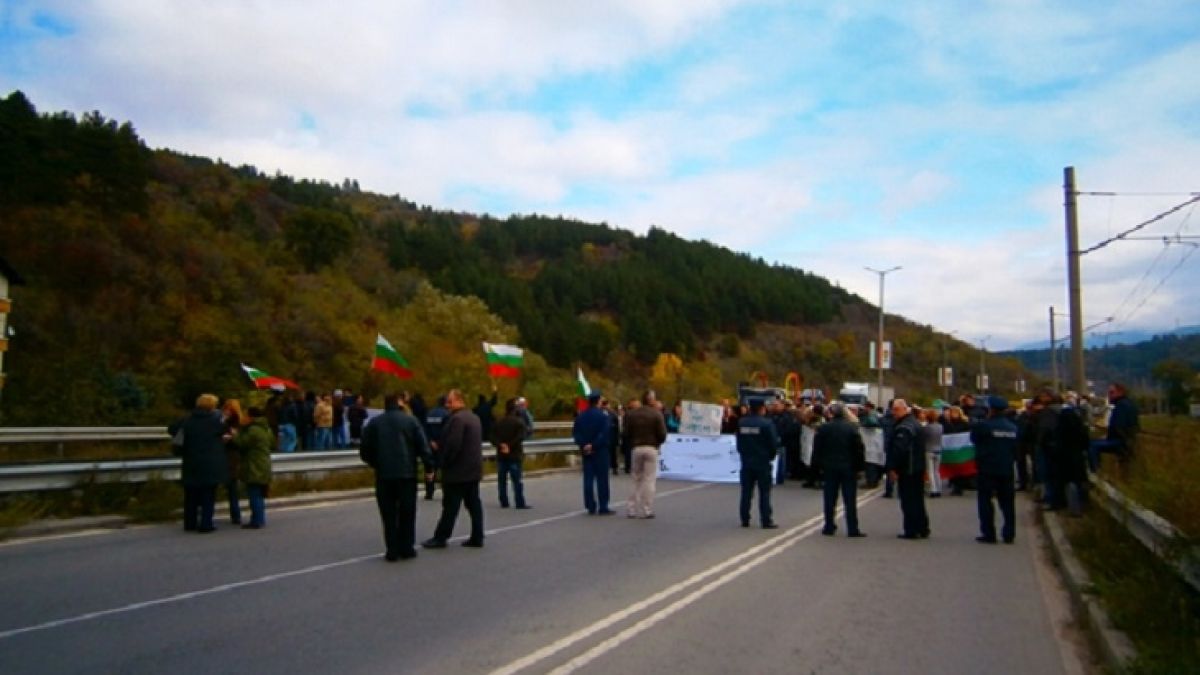 Протестиращи блокираха Е79, не пускат никой да премине 
