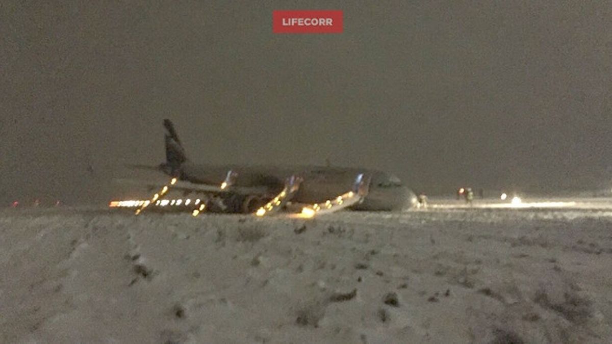 Самолет излезе от пистата при кацане в Калининград