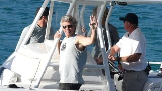 Джон Бон Джоуви космат и богат на Карибите (СНИМКИ)