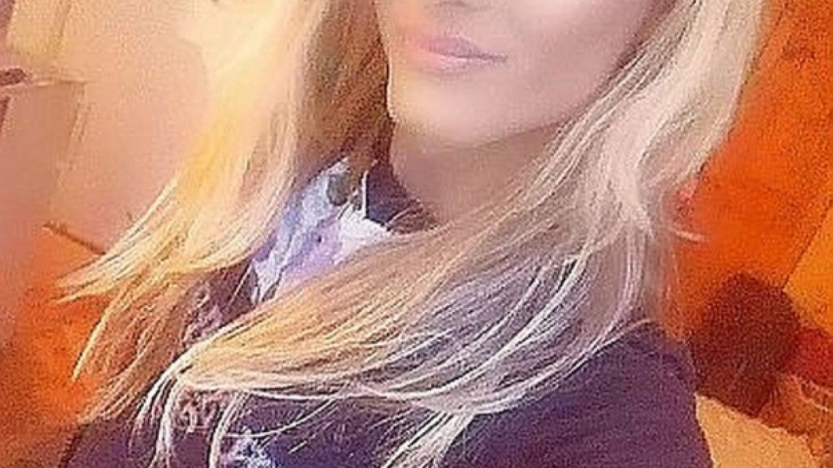 Шок! Братовчед на Теди Александрова е същество от третия пол с обява за платени услуги!