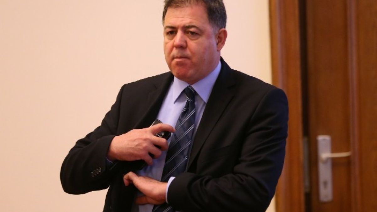 Министърът на отбраната в оставка се явява в следствието