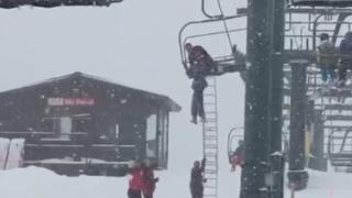 Шокиращо ВИДЕО: Дете се изхлузи и увисна на лифт 