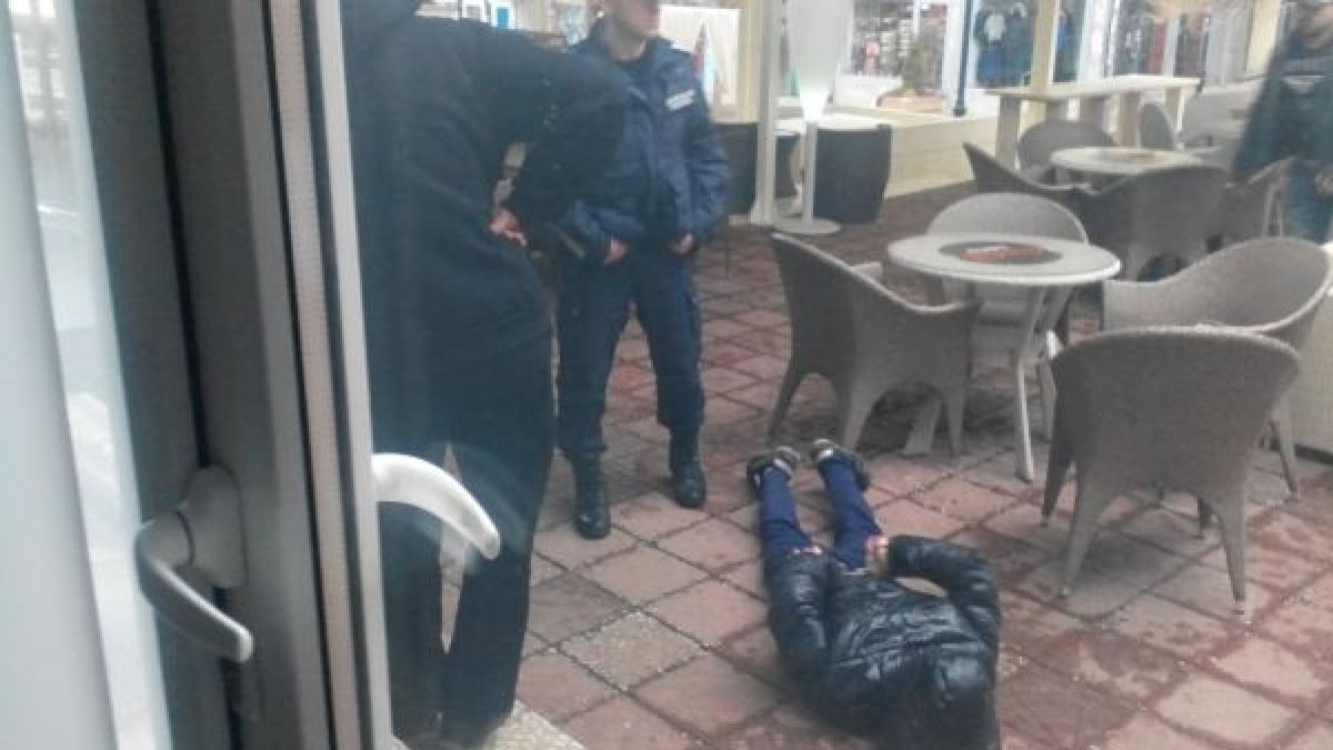 Карловци втрещени: Младеж лежа повече от час тръшнат в центъра на града (СНИМКА)