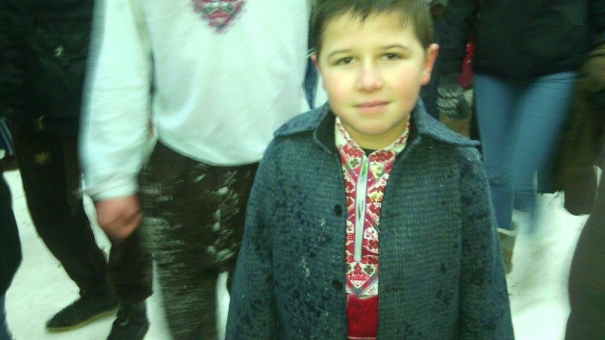 Фоторепортаж в БЛИЦ: Няма да повярвате кой извади кръста след Мъжкото хоро в Калофер!