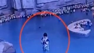 4-годишно момченце се удави, докато майка му пускаше SMS-и (ВИДЕО) 
