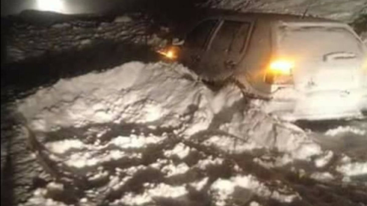 Само в БЛИЦ! Първа СНИМКА от лавината на Петрохан