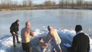 Българите в Чикаго спасиха Богоявленския кръст от замръзнало езеро (ВИДЕО)