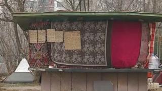 Сърцераздирателно! Как се живее в изоставена будка за билети (ВИДЕО)