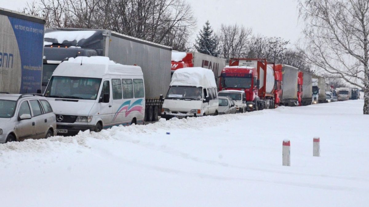 Зверско задръстване на „Калотина”: 30-километрова опашка от коли чака да се придвижи от сутринта