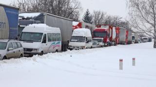 Зверско задръстване на „Калотина”: 30-километрова опашка от коли чака да се придвижи от сутринта