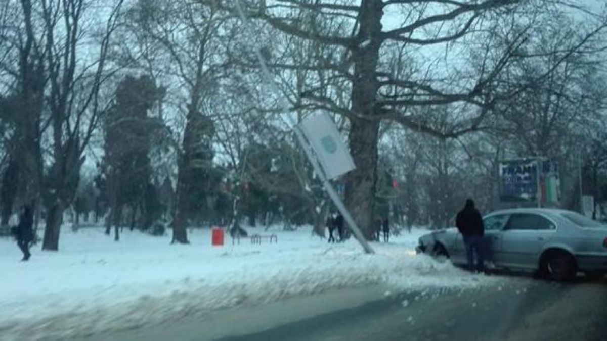 БМВ се завъртя и се натресе в стълб (СНИМКА)