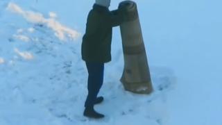 Примерен съпруг събра очите на съседките като изтупа килим върху снега с хватки от джудо  (ВИДЕО)
