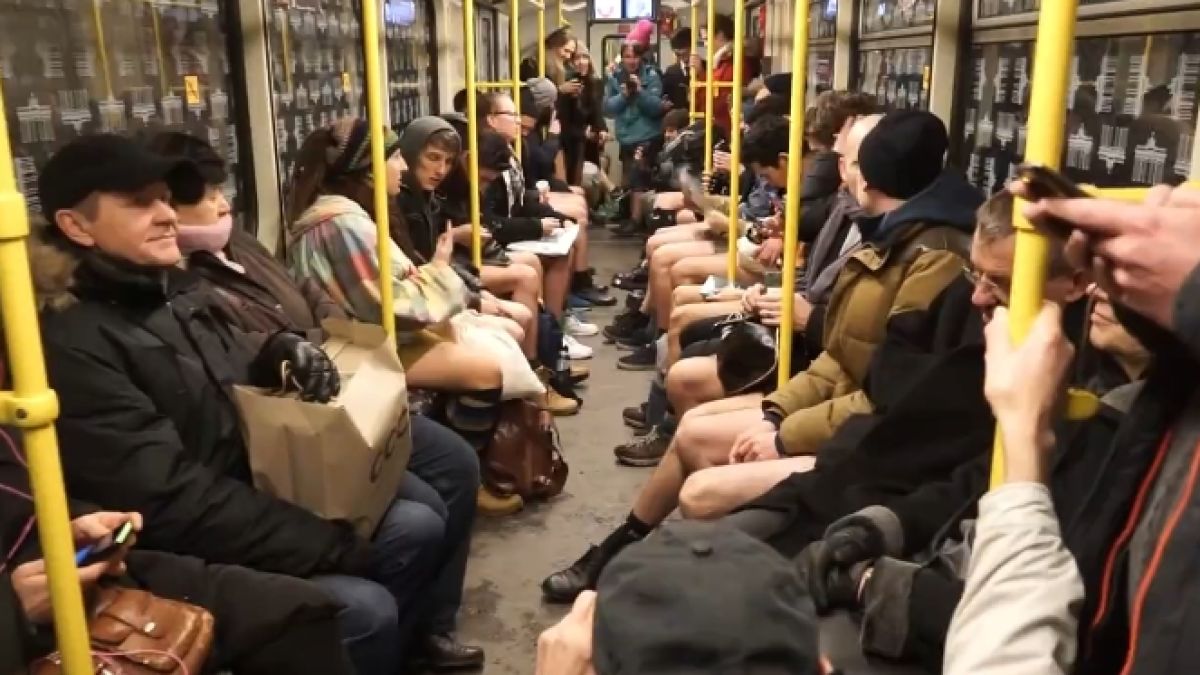 Берлинското метро заприлича на нудистки плаж! (ВИДЕО)