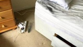 Студентка остави лаптопа си да се зарежда и си легна, но не подозираше какъв ужас я очаква (СНИМКА)