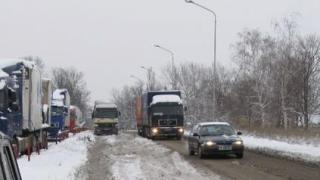 Заради пътната блокада: Превозвачи заплашват да не плащат винетки