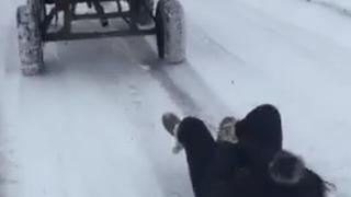 Щуро! Да се пързаляш с найлон, теглен от трактор (ВИДЕО)