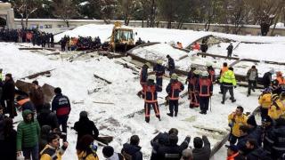 Нов ужас в Истанбул: Покрив на джамия рухна върху под тежестта на снега, има загинали (ВИДЕО)