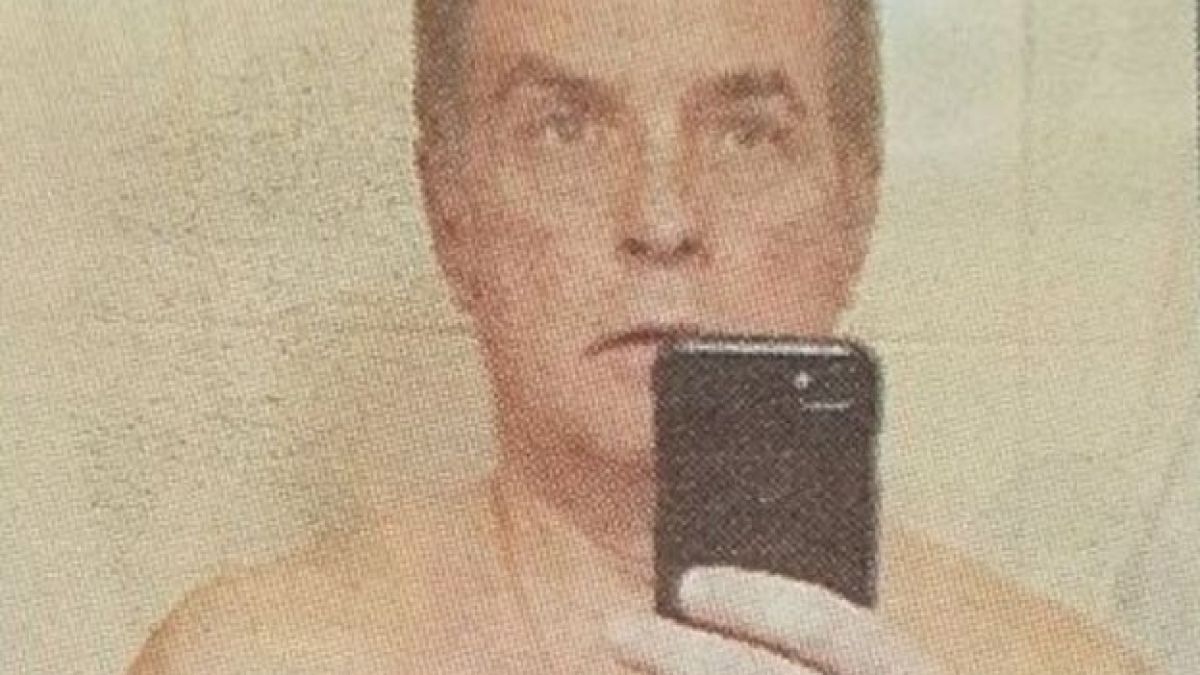 Директорът ексхибиционист сам качил снимките си в сайта на школото 