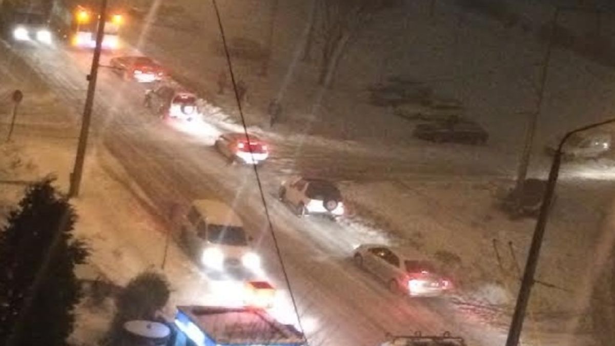 Пълен ужас във Варна! Автобусите буксуват, не могат да изкачат една от улиците! (СНИМКИ)