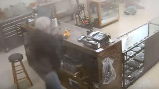 Крути мерки: Възрастен мъж застреля апаш, нападнал магазина му (ВИДЕО)