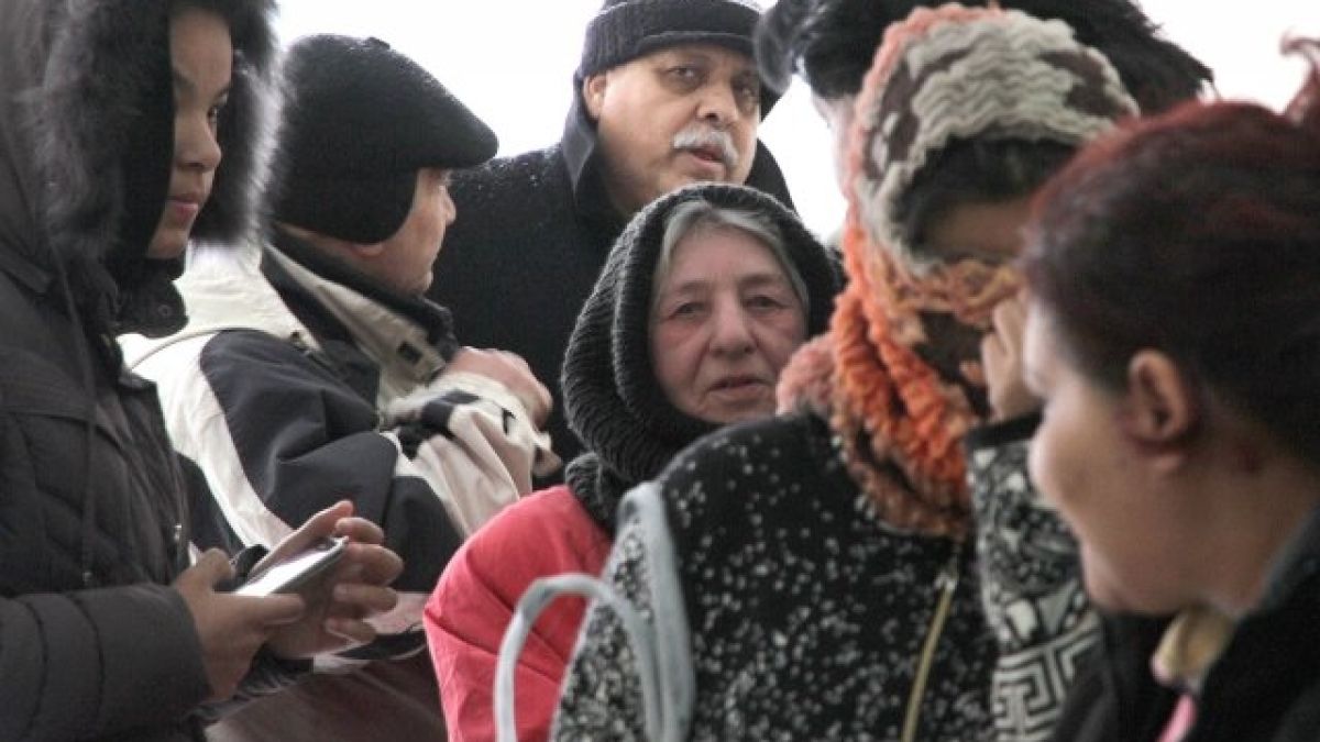 Тартор с триетажна къща в Хаджи Хасан махала се нареди на опашка за помощи (СНИМКИ)