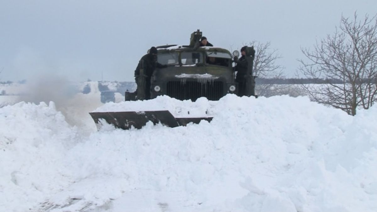 Военни с 60-годишен булдозер пробиват снега на Североизток (ВИДЕО)