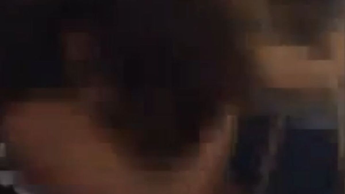 Ученички се млатиха като обезумели в автобус (ВИДЕО 18+)