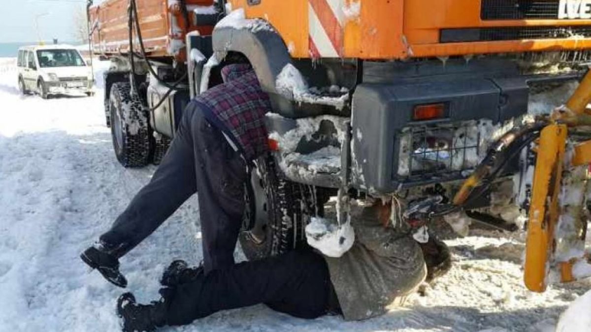 И техниката не издържа: Снегорин закъса в Бургас, откъсна от света цял квартал (СНИМКИ) 