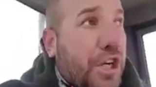 Динко от студ не се бои! Ловецът на бежанци пори преспите и вади хора от снежния капан (ВИДЕО)