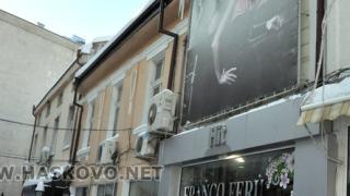 Като няма кой: Хасковлия запретна ръкави да чисти висулките, от 112 го отрязали (СНИМКИ)