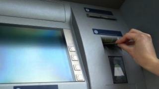 В Нови пазар: Бедняк удари джакпота с дебитна карта от боклука, но радостта му не трая дълго 