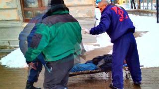 4 часа по-късно: Изнесоха мъртвия мъж от пловдивската гара, клошарите не го познават (СНИМКИ/ВИДЕО 18+)