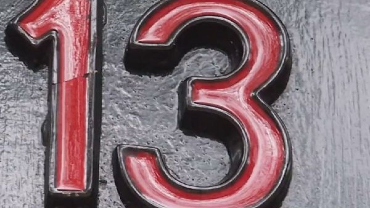 Страхът от петък 13 и защо никога не бива да се канят точно 13 гости (ВИДЕО)
