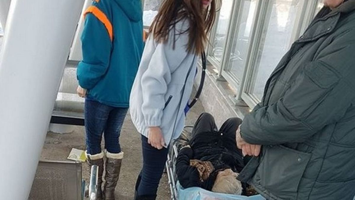 Грозно! Пенсионерка се потроши на спирка в Бургас, а зяпачи снимат агонията ѝ (ВИДЕО)