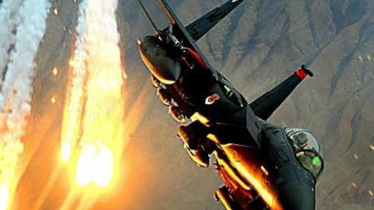 ВИДЕО и СНИМКИ от атаката на ВВС на Израел по военното летище в Дамаск  