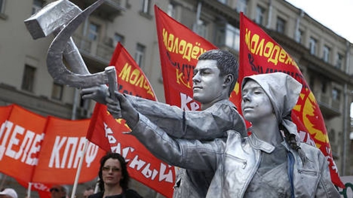 Сърп и чук: митичната емблема на страната на Съветите