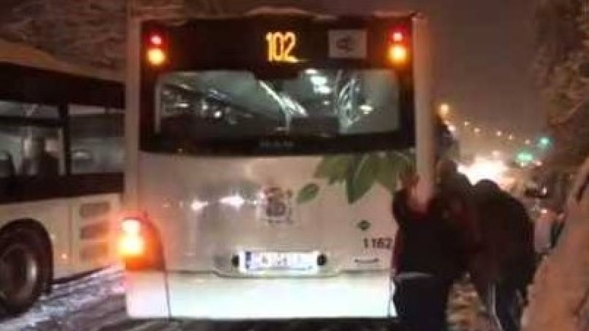 Малко сняг и проблемите отново започнаха! Автобус на градския транспорт в София закъса, доброволци го бутат (СНИМКИ/ВИДЕО)